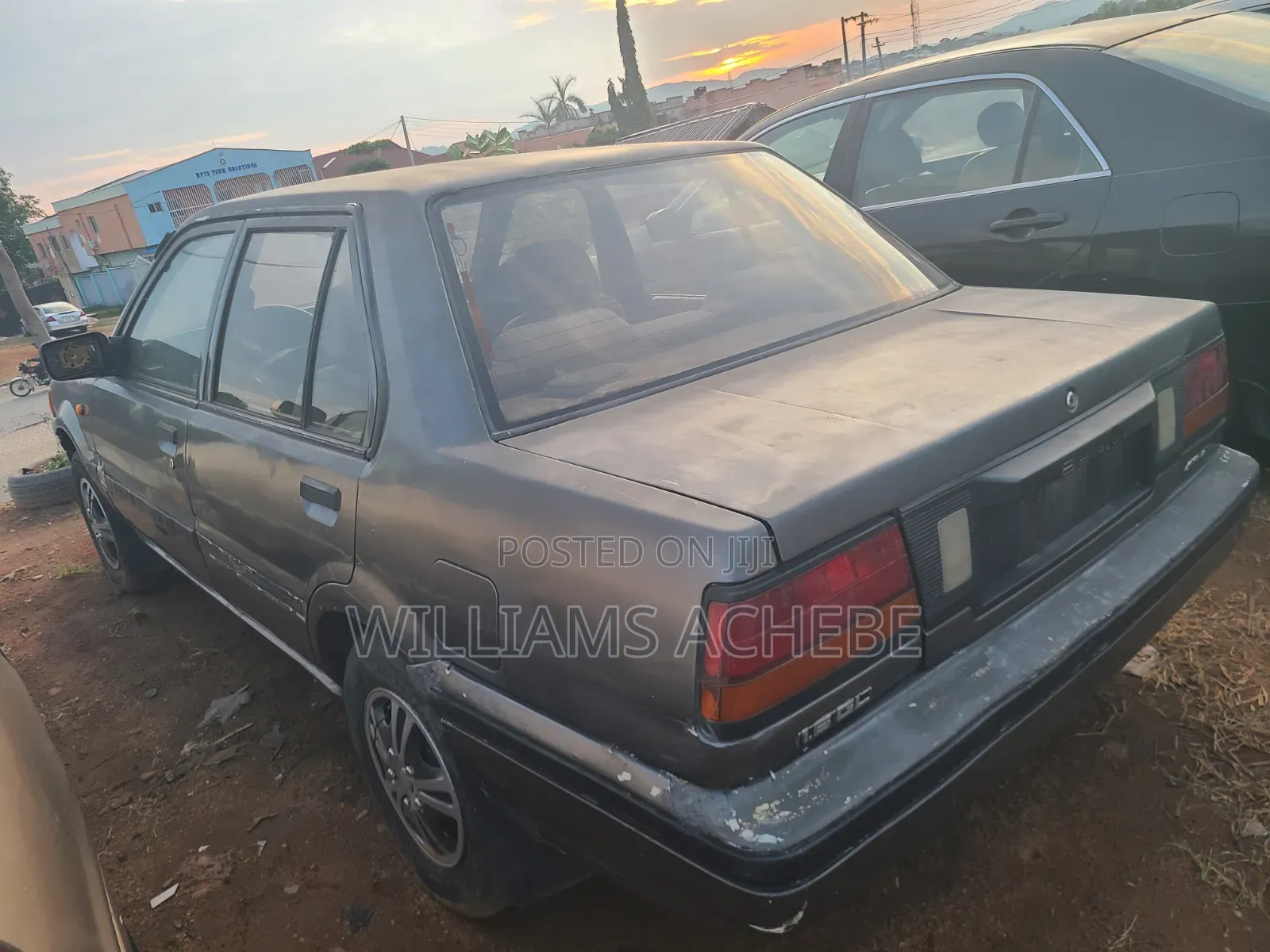 Nissan Sunny 2000 Gray