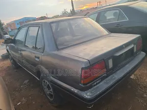 Nissan Sunny 2000 Gray