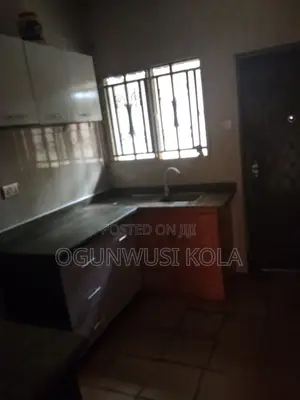 3bdrm Block of Flats in Near Diamond Estate, Iseri Olofin for rent