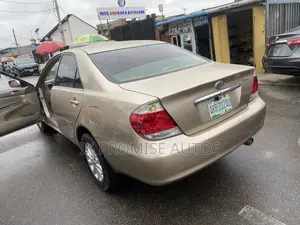 Toyota Camry 2005 Gold