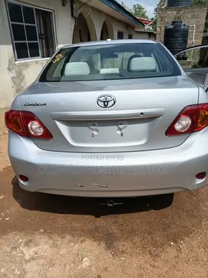 Toyota Corolla Base 4dr Sedan (1.8L 4cyl 5M) 2010 Silver