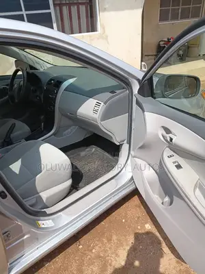 Toyota Corolla Base 4dr Sedan (1.8L 4cyl 5M) 2010 Silver