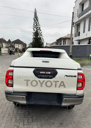 Toyota Hilux 2022 White