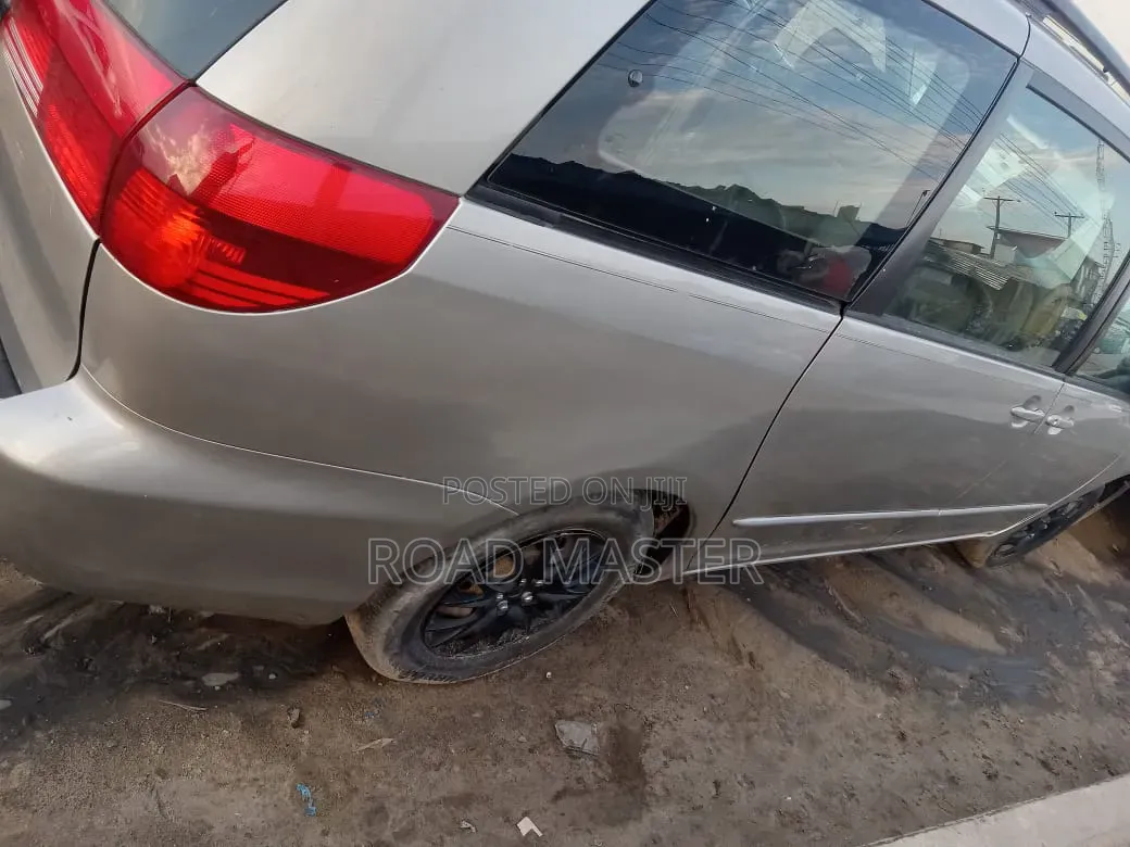 Toyota Sienna 2005 Silver