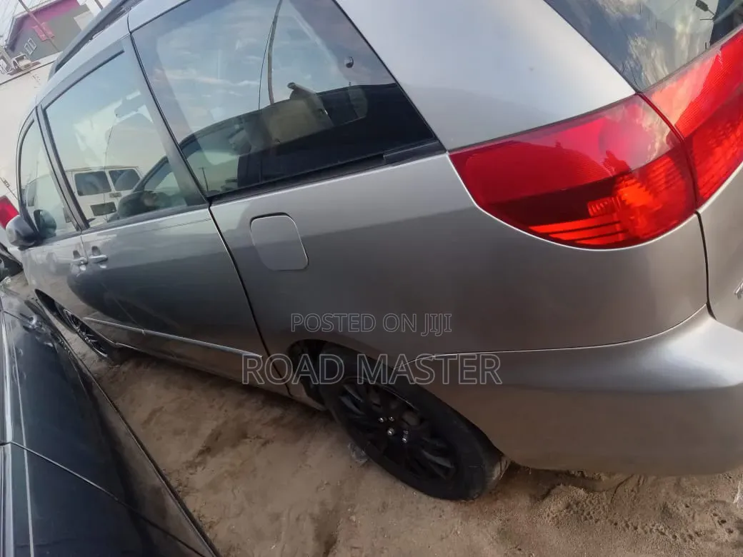Toyota Sienna 2005 Silver