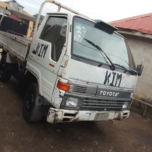 Toyota Dyna 100 1999 White