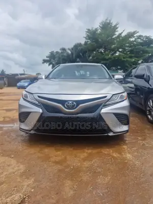 Toyota Camry XLE FWD (2.5L 4cyl 8AM) 2018 Silver