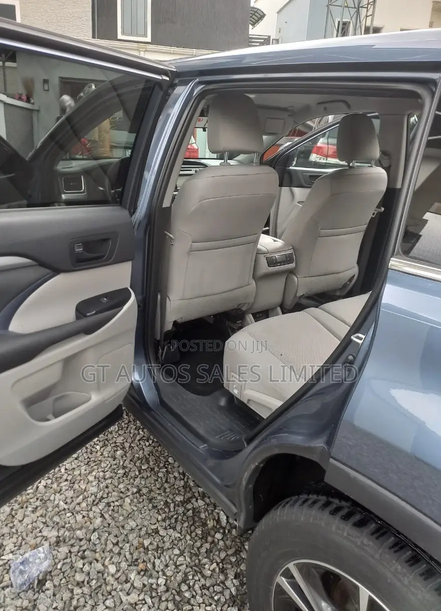 Toyota Highlander XLE 2019 Blue