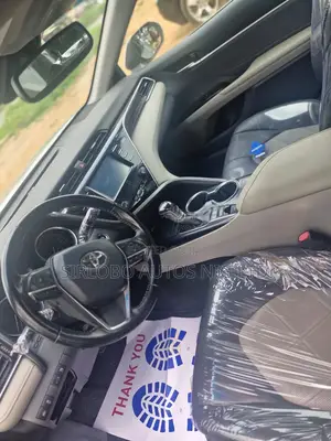 Toyota Camry XLE FWD (2.5L 4cyl 8AM) 2018 Silver
