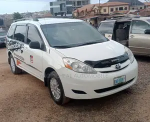 Toyota Sienna LE 2008 White