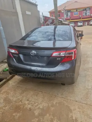 Toyota Camry SE 4dr Sedan (2.5L 4cyl 6A) 2013 Gray