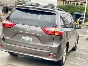 Toyota Sienna LE AWD (3.5L 6cyl 8A) 2018 Gray