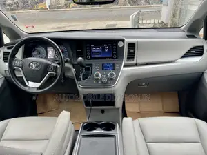 Toyota Sienna LE AWD (3.5L 6cyl 8A) 2018 Gray