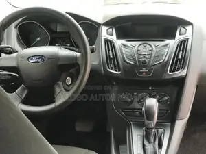 Ford Focus SE Sedan FWD (2.0L 4cyl 5M) 2012 Silver