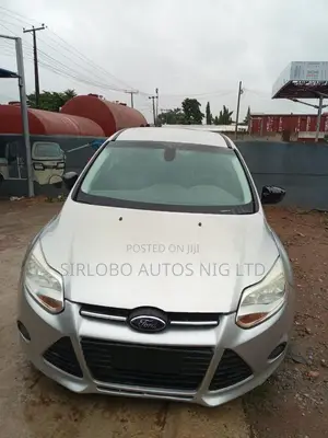 Ford Focus SE Sedan FWD (2.0L 4cyl 5M) 2012 Silver