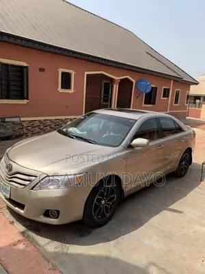 Toyota Camry XLE V6 4dr Sedan (3.5L 6cyl 6AM) 2010 Gold