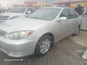 Toyota Camry LE V6 4dr Sedan (3.0L 6cyl 5A) 2005 Silver