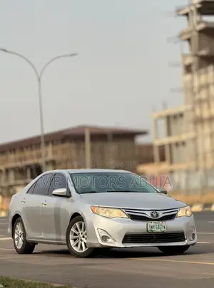 Toyota Camry XLE V6 4dr Sedan (3.5L 6cyl 6A) 2013 Silver