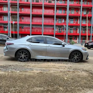 Toyota Camry SE 2024 Silver