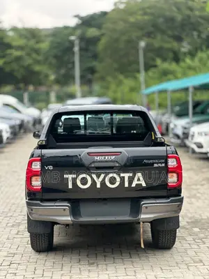 New Toyota Hilux 2025 Black