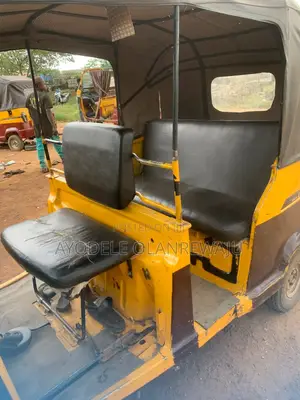 TVS King Cargo 2022 Yellow
