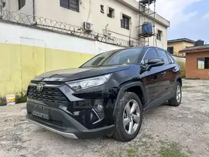 Toyota RAV4 XLE FWD 2023 White