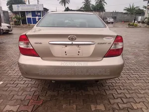 Toyota Camry LE 4dr Sedan (2.4L 4cyl 5M) 2004 Gold