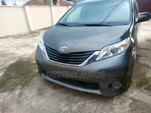Toyota Sienna L 7-Passenger 4dr Minivan (3.5L 6cyl 6A) 2014 Gray