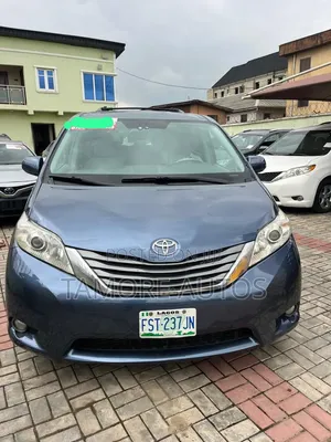 Toyota Sienna XLE 7-Passenger 4dr Minivan AWD (3.5L 6cyl 6A) 2014 Blue