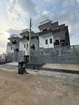 4bdrm Duplex in Carlton Gate Estate, for sale