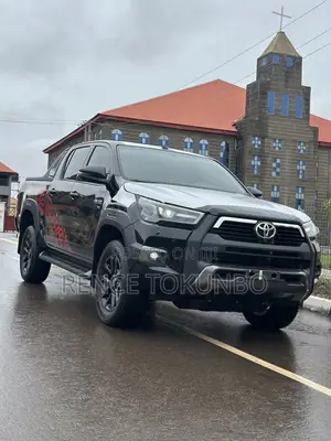 New Toyota Hilux 2025 Black