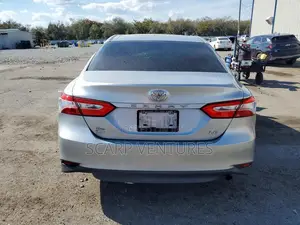 Toyota Camry LE FWD (2.5L 4cyl 8AM) 2018 Silver