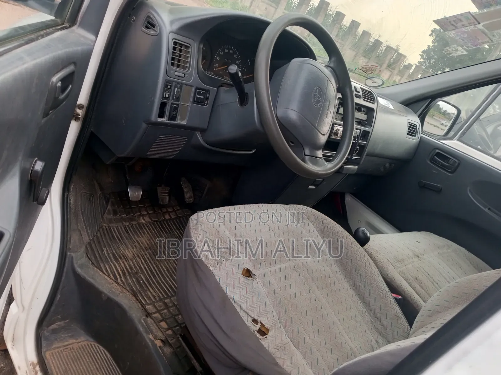 Toyota HiAce 2000 White