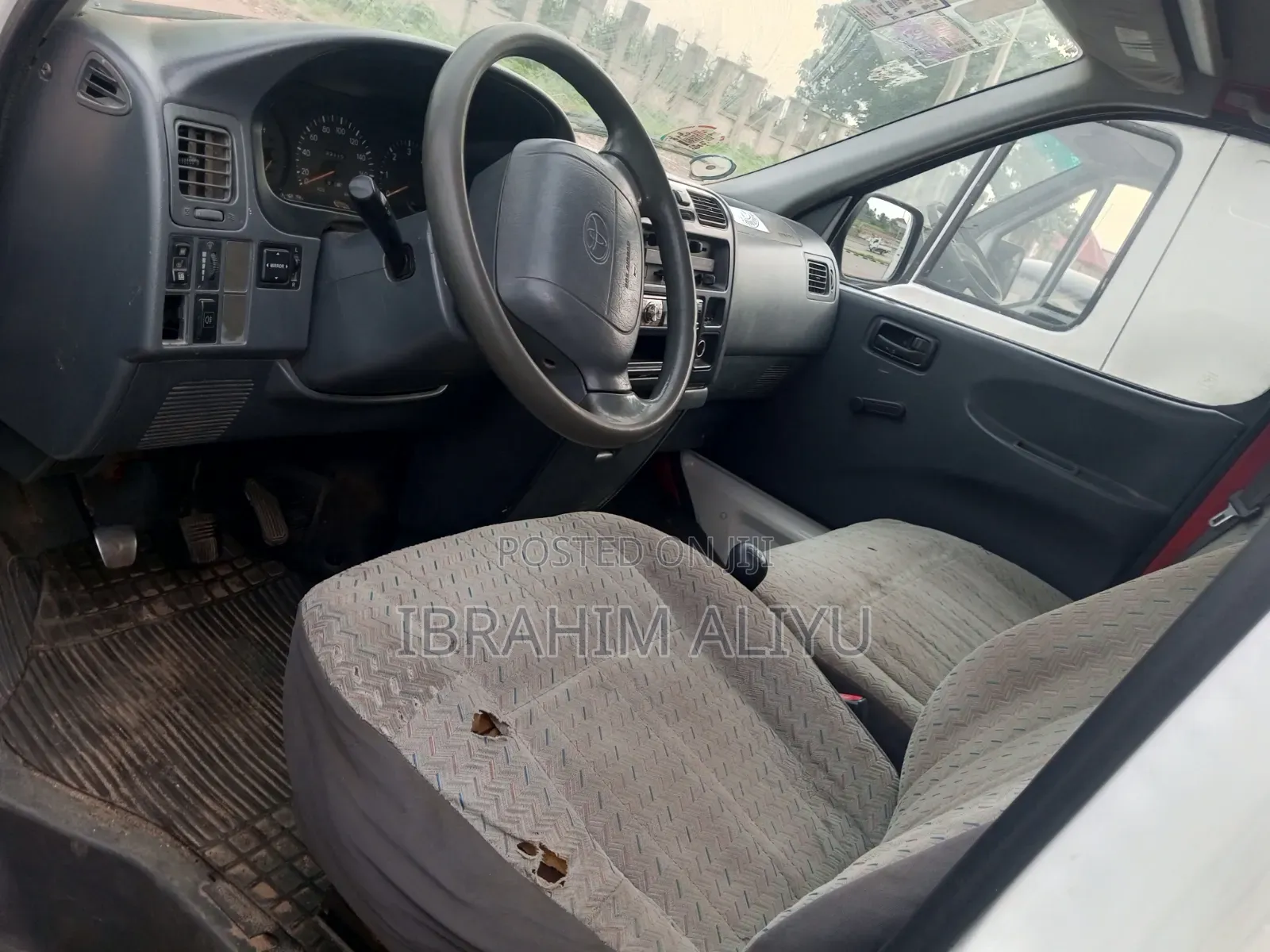 Toyota HiAce 2000 White