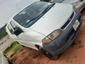 Toyota HiAce 2000 White