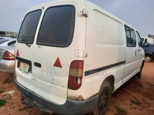 Toyota HiAce 2000 White