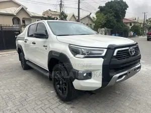 Toyota Hilux 2022 White