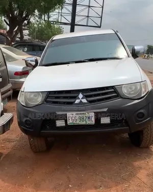 Mitsubishi L200 2005 White