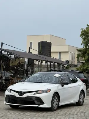 Toyota Camry LE FWD (2.5L 4cyl 8AM) 2018 White
