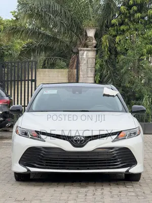 Toyota Camry LE FWD (2.5L 4cyl 8AM) 2018 White