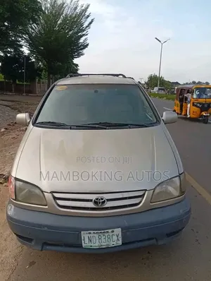 Toyota Sienna 2000 Gold