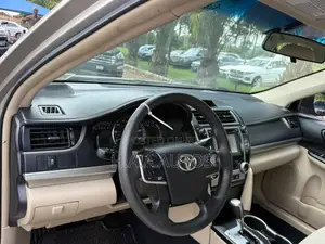 Toyota Camry LE 4dr Sedan (2.5L 4cyl 6A) 2014 Gold