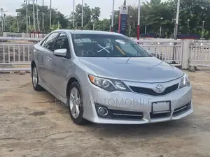 Toyota Camry SE 4dr Sedan (2.5L 4cyl 6A) 2013 Silver