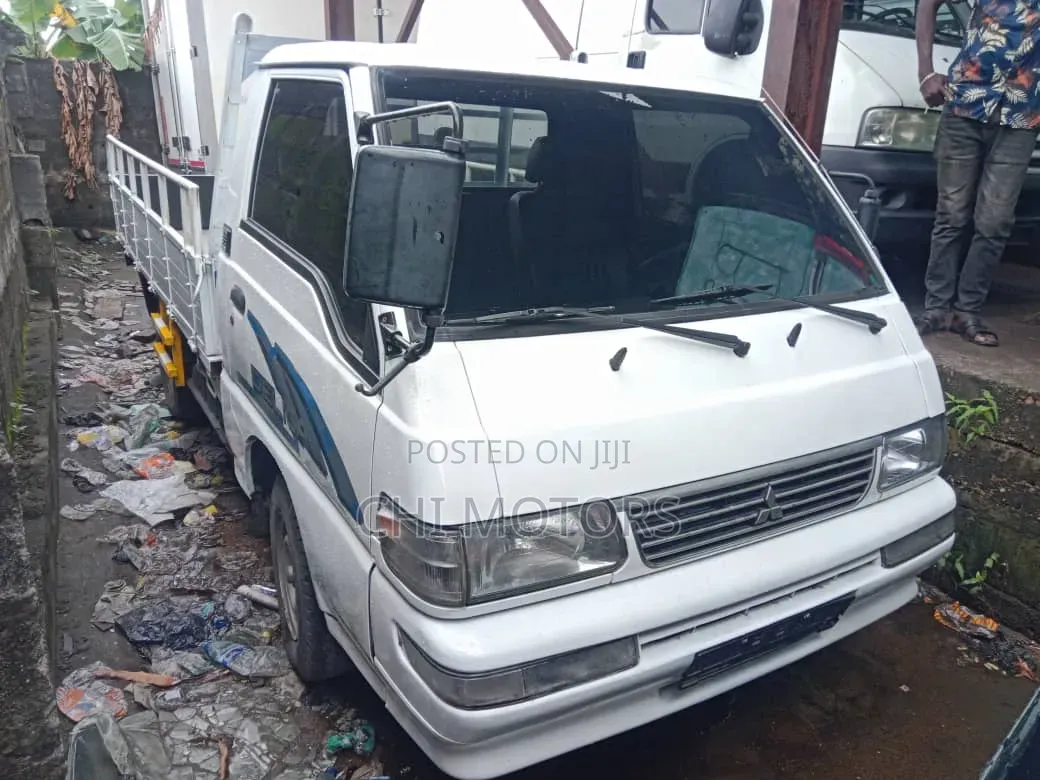 Mitsubishi L300 2005 White