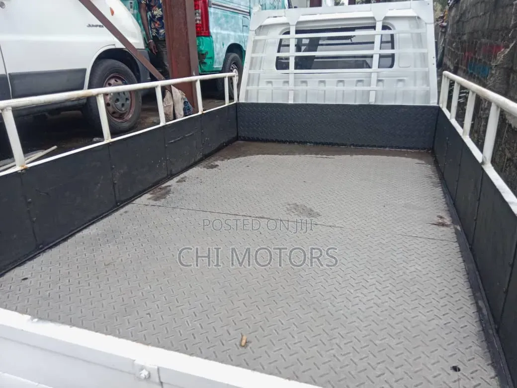 Mitsubishi L300 2005 White