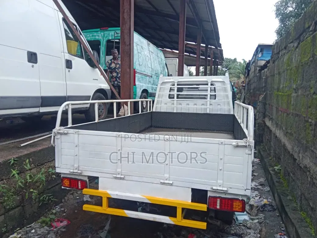 Mitsubishi L300 2005 White