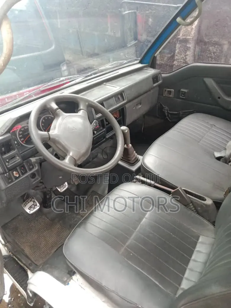 Mitsubishi L300 2005 White