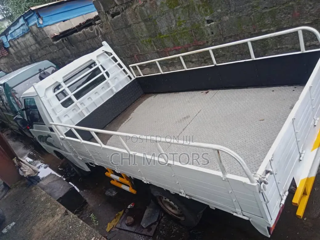 Mitsubishi L300 2005 White