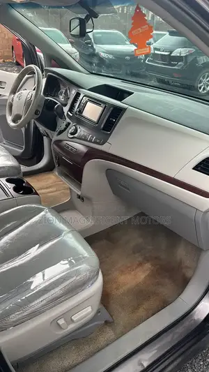 Toyota Sienna 2013 Brown