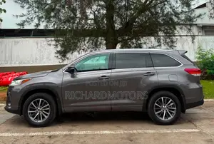 Toyota Highlander XLE 4x4 V6 (3.5L 6cyl 8A) 2018 Brown